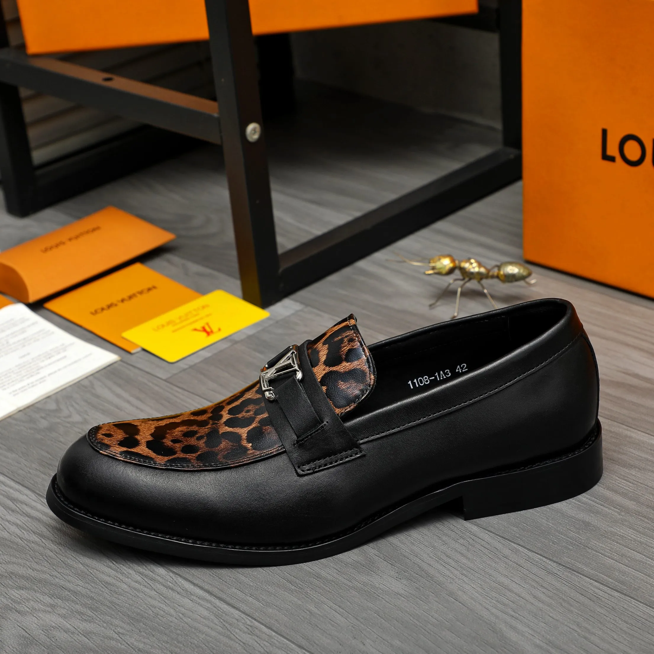 Men's shoes 💰p460 Product trademark: LV "Louis Vuitton" business slip-on leather shoes Regular size: 39-45 (45 is custom-made and non-returnable) Product materials: Selected leopard print cowhide stitching upper, cowhide lining, original rubber outsole